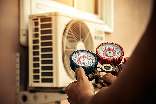 Professional Hvac technician working in Winter Haven, FL